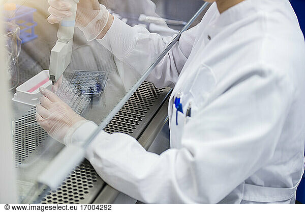 Wissenschaftlerin forscht im Labor zum Coronavirus