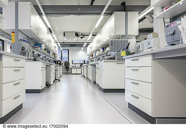 Wissenschaftliches Labor mit medizinischer Ausstattung
