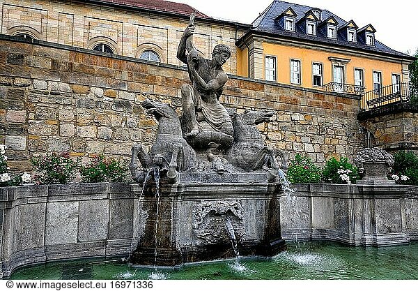 Wittelsbacher-Brunnen gegenüber dem Markgräflichen Opernhaus  Opernstraße  im Hintergrund das Pfarrhaus der Schlosskirche  Bayreuth  Oberfranken  Bayern  Deutschland  Europa