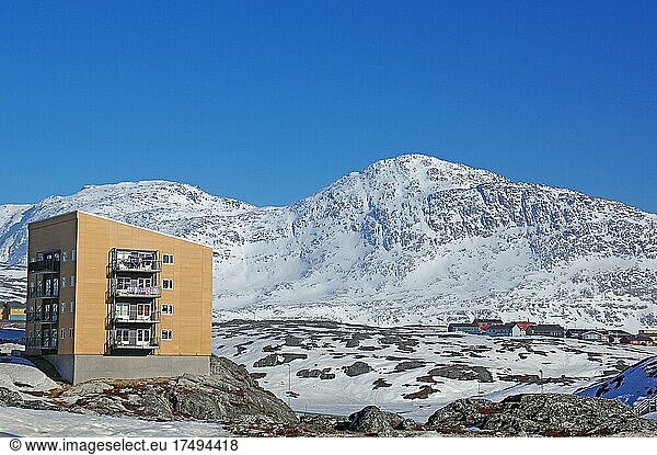 Wohnblock und schroffe  verschneite Berglandschaft  Hauptstadt  Nuuk  Arktis  Nordamerika  Grönland  Dänemark  Nordamerika