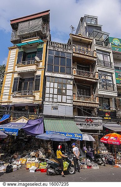 Wohnhäuser und Geschäfte rund um den Dong Xuan Markt  Hang Khoai Straße  Hoan Kiem  Altstadt  Hanoi  Vietnam.