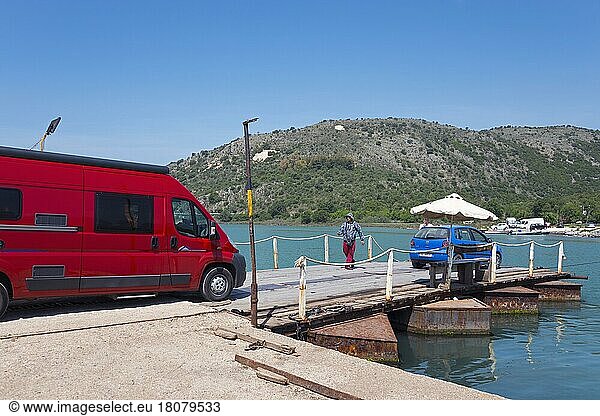 Wohnmobil fährt auf Fähre  Butrint  Vivar-Kanal  Albanien  Europa