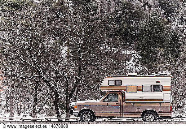 Wohnmobil geparkt im Yosemite Nationalpark  Kalifornien  USA
