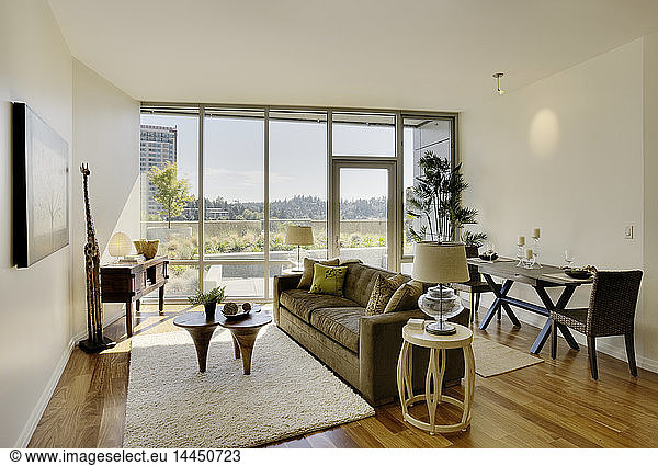 Wohnzimmer in luxuriösem Hochhaus-Apartment