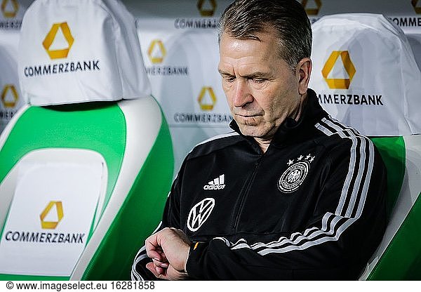 Wolfsburg  Deutschland  20. März 2019: Der Assistent des Cheftrainers der deutschen Nationalmannschaft schaut während des Fußball-Länderspiels Deutschland gegen Serbien in der Volkswagen Arena auf die Uhr.