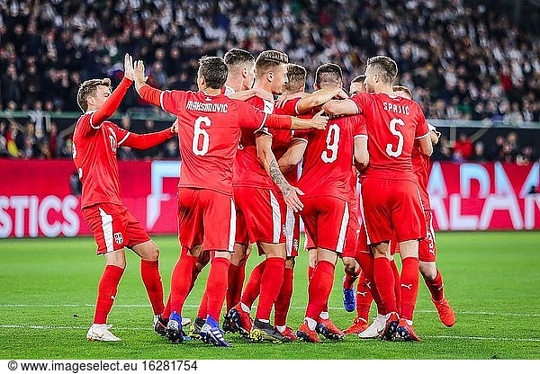 Wolfsburg  Deutschland  20. März 2019: Die serbische Nationalmannschaft feiert ein Tor während des Fußball-Länderspiels Deutschland gegen Serbien in Wolfsburg.