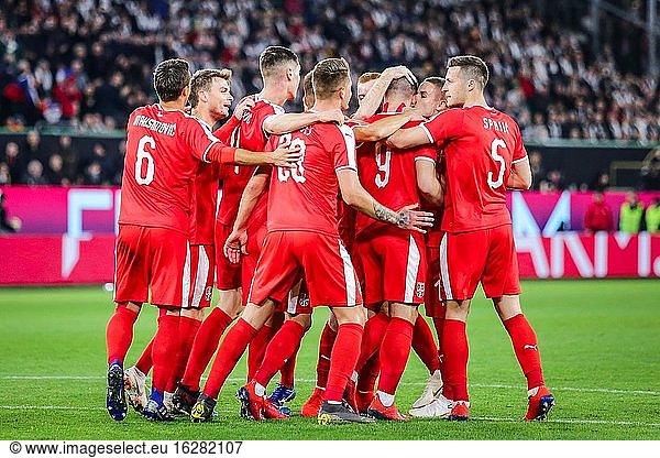 Wolfsburg  Deutschland  20. März 2019: Die serbische Nationalmannschaft feiert ein Tor während des Fußball-Länderspiels Deutschland gegen Serbien in Wolfsburg.