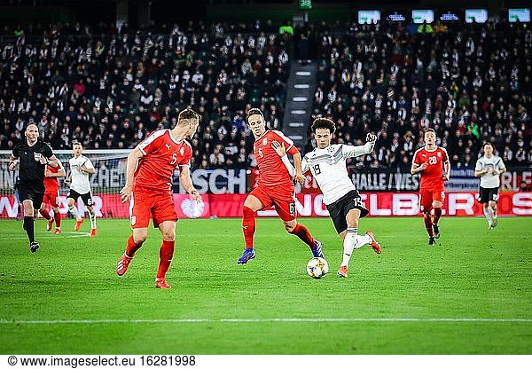 Wolfsburg  Deutschland  20. März 2019: Leroy San? (GER) in Aktion gegen serbische Gegner während des Länderspiels Deutschland gegen Serbien.