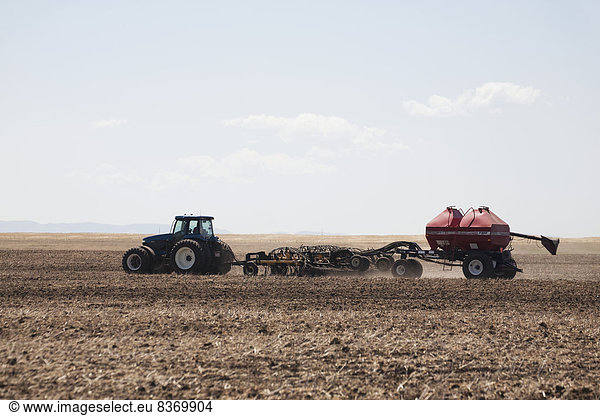 Wolke Himmel Traktor Nutzpflanze Feld blau Sämaschine Alberta Kanada anpflanzen