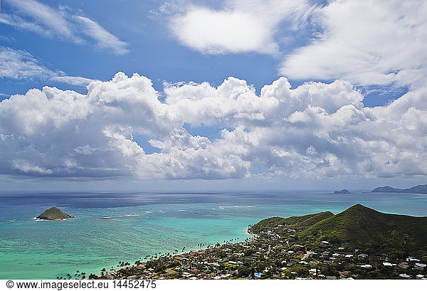 Wolken am blauen Himmel über den Inseln  Hawaii  Vereinigte Staaten