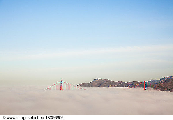 Wolken bedecken die Golden Gate Bridge vor blauem Himmel