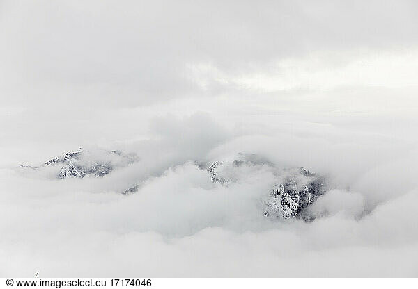 Wolken bedecken schneebedeckten Berg