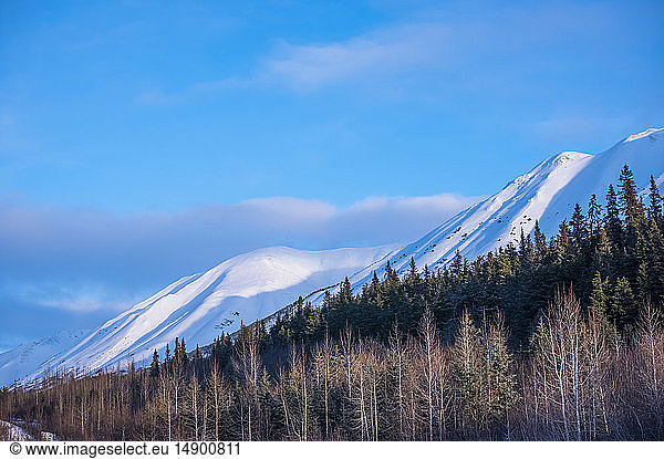 Wolken über Berggipfeln  während das Tageslicht in den Chugach Mountains in Süd-Zentral-Alaska schwindet; Alaska  Vereinigte Staaten von Amerika