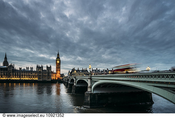 Wolken über Big Ben und Houses of Parliament  London  Großbritannien