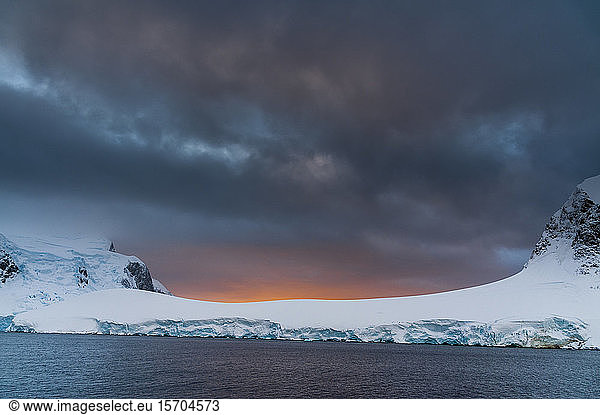 Wolken über dem antarktischen Kontinent  Lemaire-Kanal  Antarktis