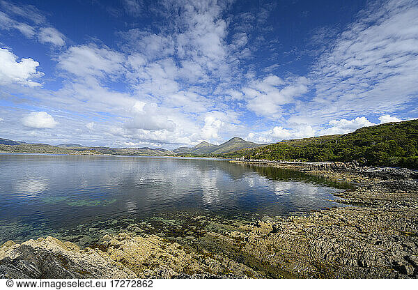 Wolken über Loch Ailort in den schottischen Highlands