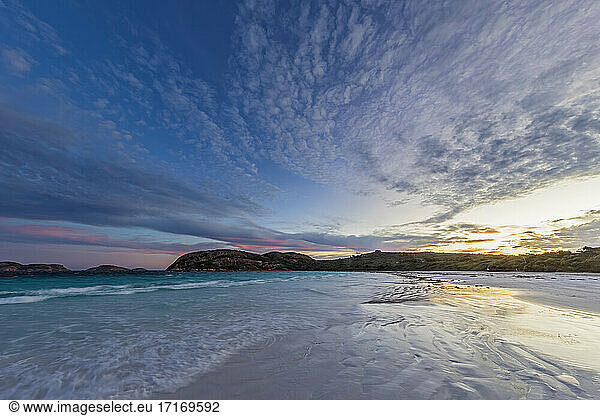 Wolken über Sandstrand bei Sonnenuntergang  Westaustralien