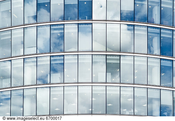 Wolken  die ein Bürogebäude reflektieren
