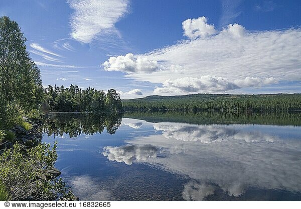 Wolken  die sich im See Funasdalssjon nahe dem schwedischen Dorf Funasdalen spiegeln.