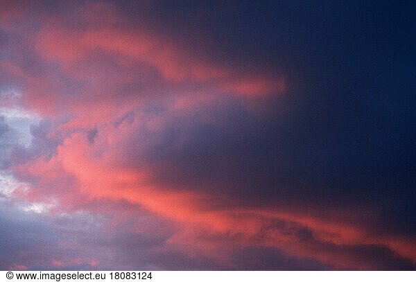 Wolken in der Abenddämmerung  Himmel  sky  Stimmung  mood  Querformat  horizontal