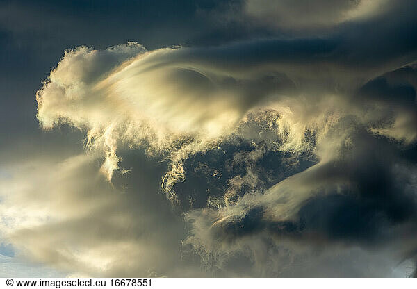 Wolkenformationen bei Sonnenuntergang im englischen Lake District