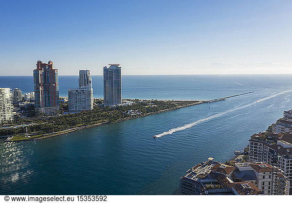 Wolkenkratzer an der Küste von Miami Beach  Luftaufnahme  Miami  Florida  Vereinigte Staaten