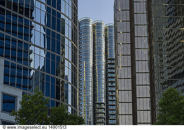 Wolkenkratzer-Bürogebäude und Eigentumswohnungen mit Glasfassade  in der sich der blaue Himmel und die angrenzenden Gebäude spiegeln; Vancouver  British Columbia  Kanada