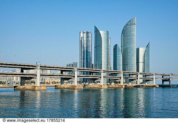 Wolkenkratzer in Busan Marine City und Gwangan-Brücke  Südkorea  Asien