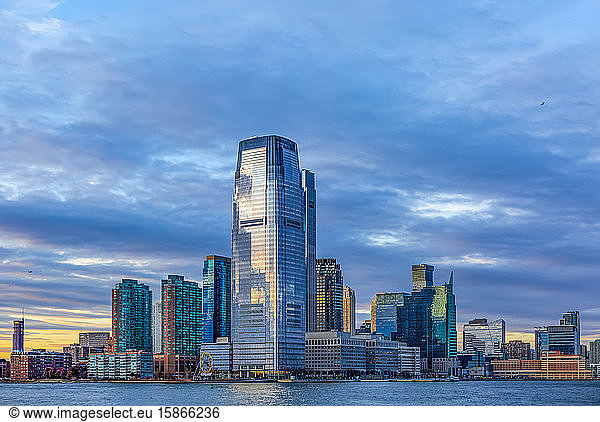 Wolkenkratzer in der Innenstadt von New York City  Manhattan; New York City  New York  Vereinigte Staaten von Amerika