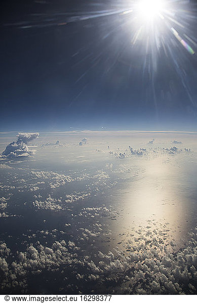 Wolkenlandschaft und Sonne über dem Mittelmeer