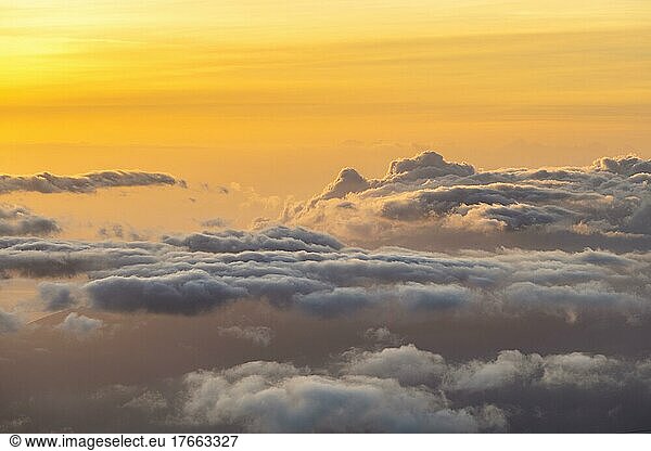 Wolkenmeer bei Sonnenuntergang auf dem Gipfel des Haleakala Vulkan  Haleakala Nationalpark  Maui  Hawaii  USA  North America
