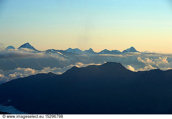 Wolkenschicht nahe der Bergspitze  Saas-Fee  Wallis  Schweiz