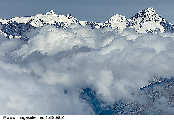 Wolkenschicht nahe der Bergspitze  Saas-Fee  Wallis  Schweiz