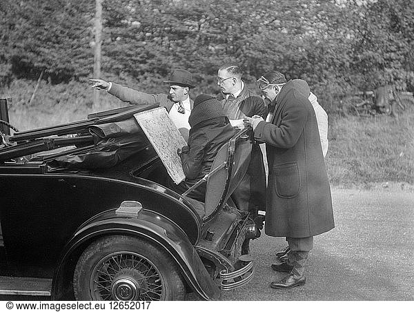 Wolseley Hornet  der an der Auto-Schatzsuche des Bugatti Owners Club teilnimmt  25. Oktober 1931. Künstler: Bill Brunell.