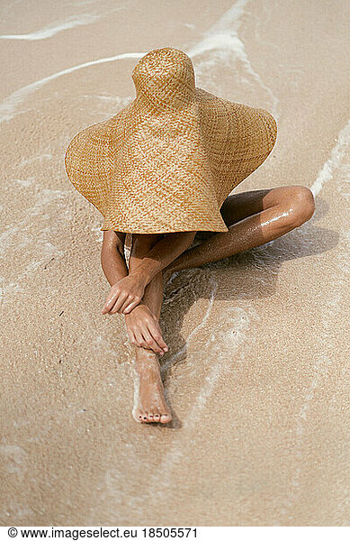 Woman in a straw hat on the ocean. Portrait