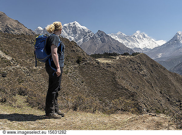 Woman looking at Ama Dablam and Mt Everest  Himalayas  Solo Khumbu  Nepal