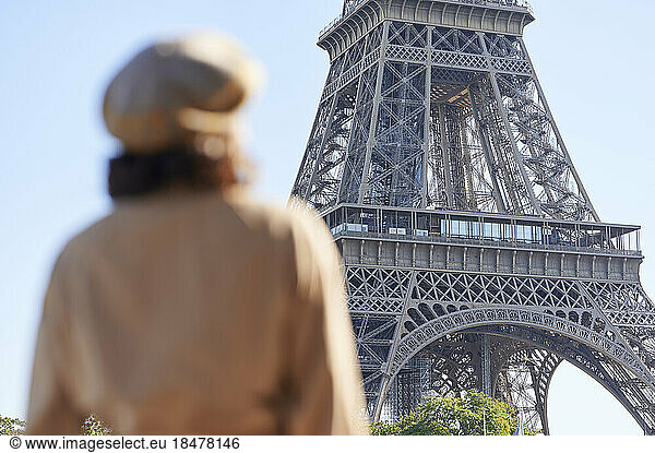 Woman looking at Eiffel tower on sunny day  Paris  France