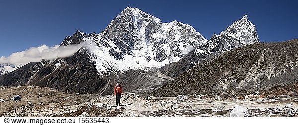 Woman trekking the Thokla Pass  Himalayas  Solo Khumbu  Nepal