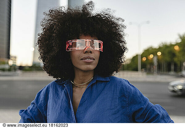 Woman with Afro hairstyle wearing smart glasses