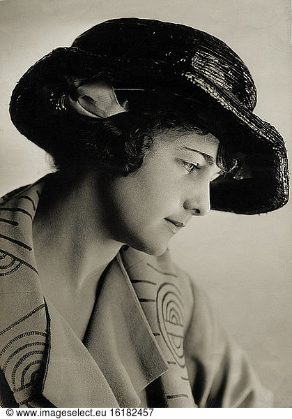 Women  ladies' fashion  hat / photo  1920s
