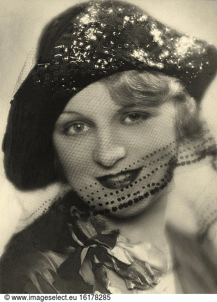 Women  ladies' fashion  hat with veil / photo  c.1930