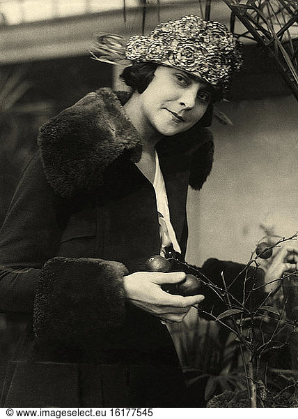 Women  ladies' fashion  Milan straw hat / photo  1920s