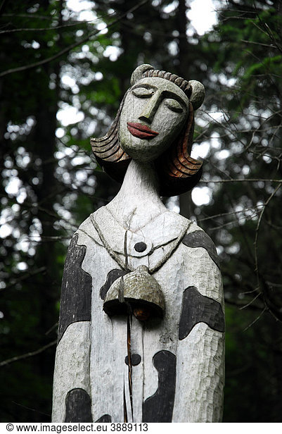 Wooden sculpture in the woods  Untergrimming near Tauplitz  around Grimming mountain  Salzkammergut  Styria Alps  Austria  Europe