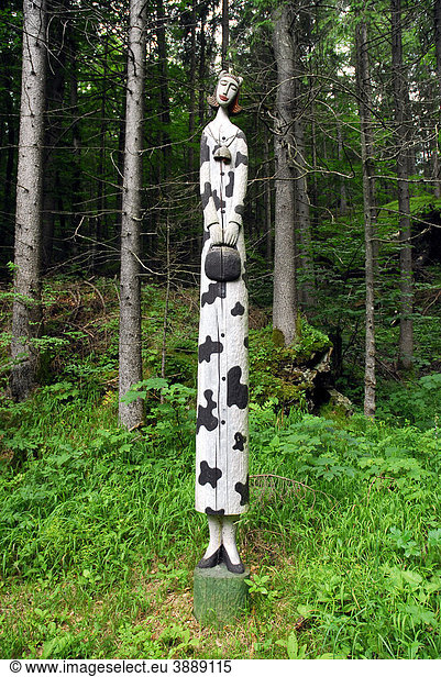 Wooden sculpture in the woods  Untergrimming near Tauplitz  landscape around Grimming mountain  Salzkammergut  Liezen  Styria Alps  Austria  Europe