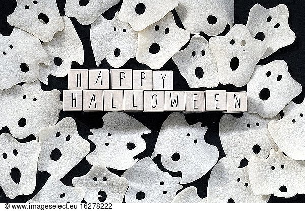 Words Happy Halloween mit verschiedenen Geist auf schwarzem Hintergrund Draufsicht  beängstigend Geist Horror-Konzept Nahaufnahme.