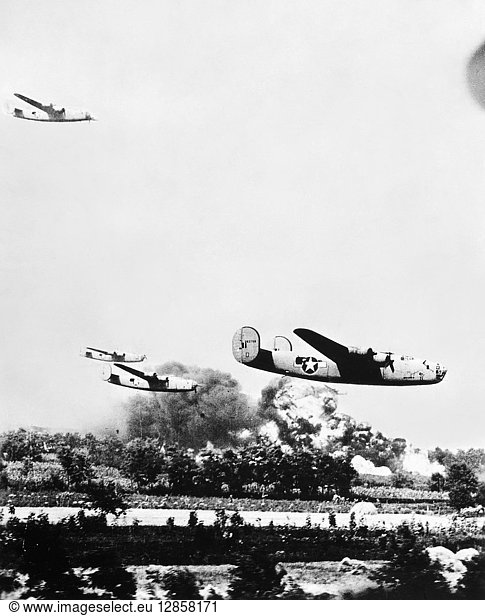 Images De 1944. The Raid By American B 24 Bombers On The Oil Refineries ...