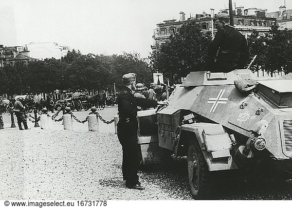 World War II / Western Front.
German troops march into Paris on
14 June 1940. Parade of the Wehrmacht at Arc de Triomphe: Panzerspähwagen (armoured reconnaissance vehicle) crew awaiting orders. PK-photo (Kaiser)  undat.