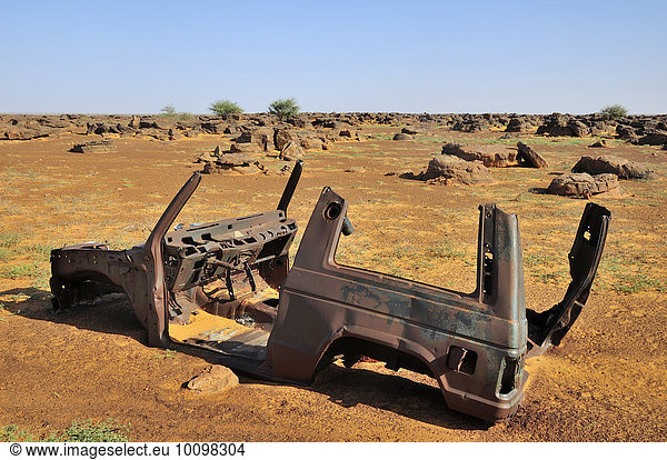 Wrack eines Geländewagens in der Wüste Strecke Atar nach Tidjikja Region Adrar Mauretanien Afrika