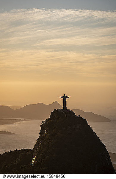 Wunderschöner Blick auf die Christus-Erlöser-Statue über dem Corcovado