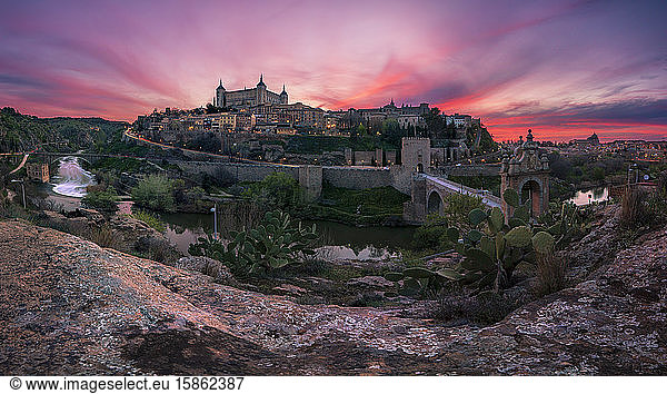 Wunderschöner Panoramablick auf Toledo bei Sonnenuntergang. Reisekonzept.
